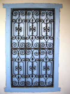 Fenêtre en fer forgé avec motifs typiques de la région du Jérid